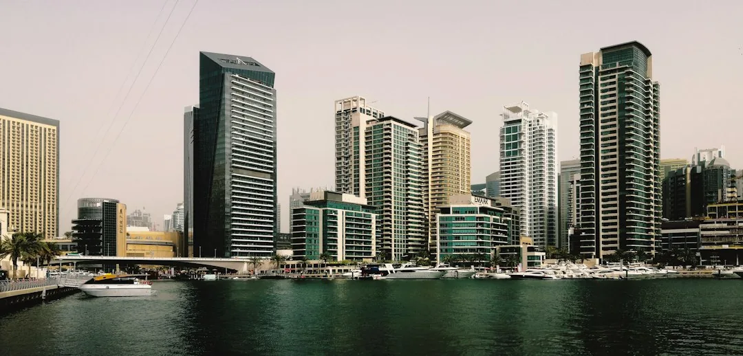 Panorama du front d’eau et de la skyline de Dubai Marina.
