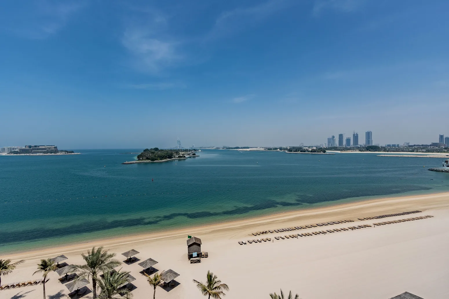 Vue aérienne de Palm Jumeirah Beach et de la ligne d’horizon de Dubaï — la scène identifiée par l’auteur comme Palm Jumeirah Beach.
