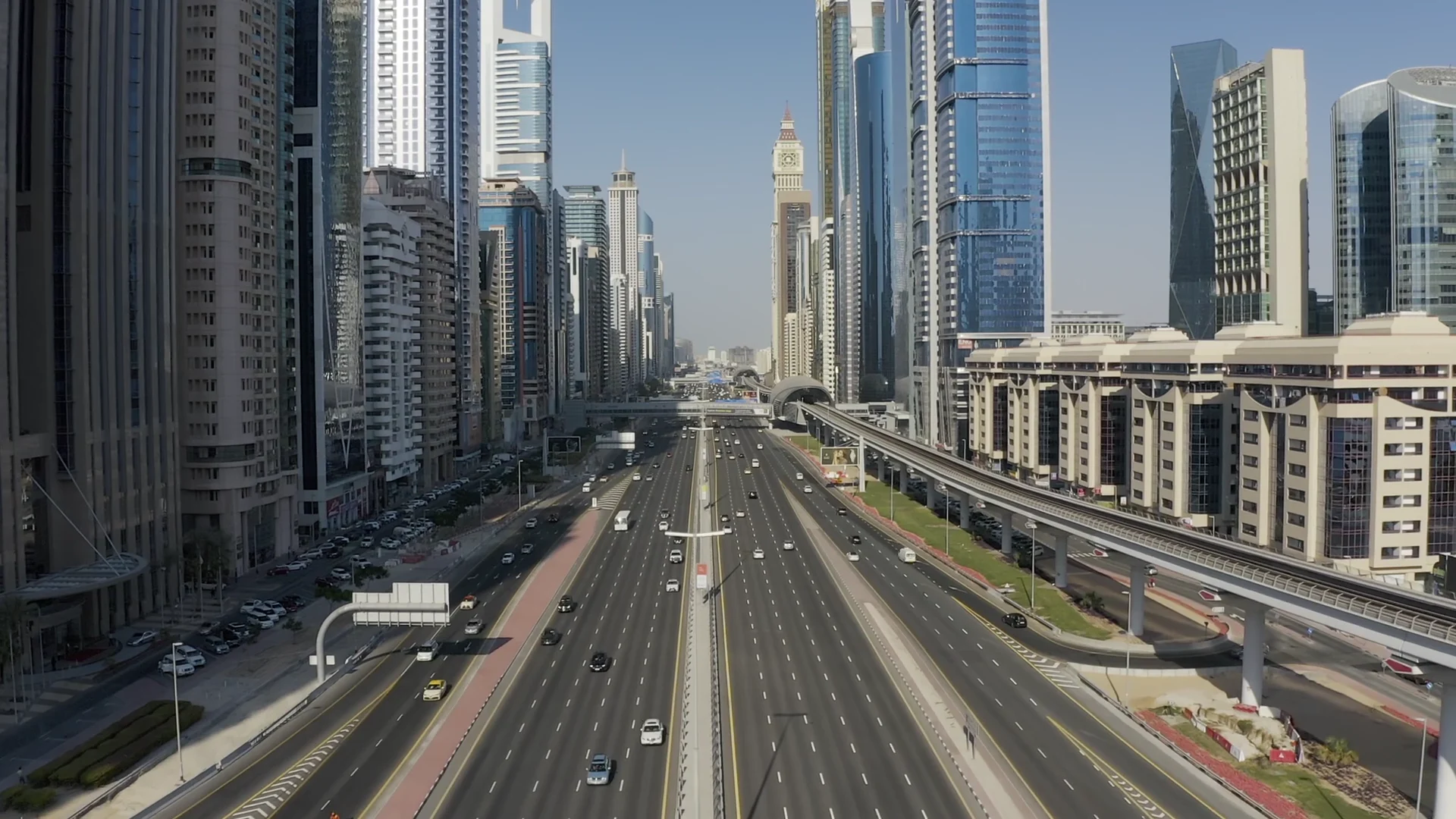 Vue aérienne de Sheikh Zayed Road et des tours de Dubaï